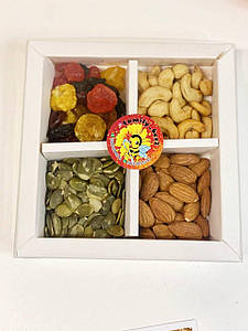 Подарунковий набір на День народження, Family Bee з горішками та сухофруктами (кешью, насіння гарбуза, мигдаль, сухофрукти) 450 г