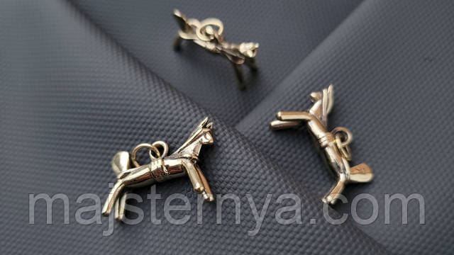 Сирний коник — латунна прикраса ручної роботи. Купити мосяжну підвіску в інтернет магазині Майстерня Ремісників