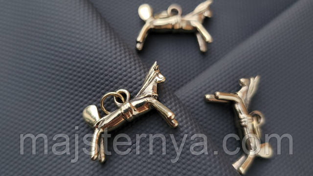 Мосяжні латунні підвіски у формі сирного коника — автентичні гуцульські прикраси.