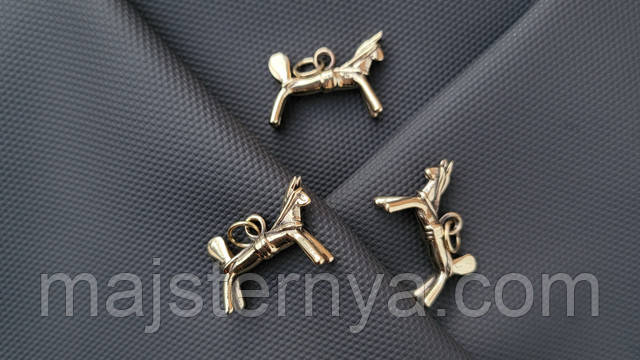 Мосяжна підвіска ручної роботи «Сирний коник» — автентична гуцульська прикраса.