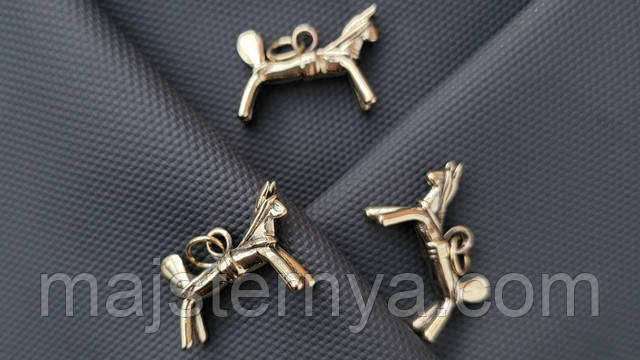 Підвіски «Сирний коник» на темному фоні — контрастний акцент, автентичний гуцульський стиль