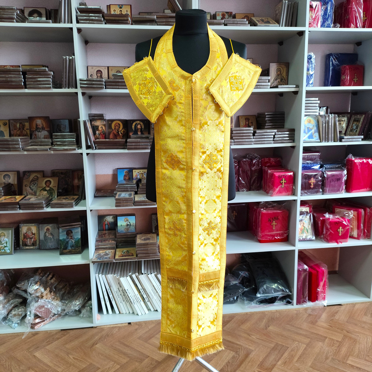Пропонуємо требного набір священика з парчі (колір жовтий з золотом) 140, 146 см, фото 1