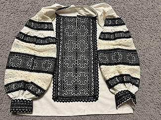 Вишиванка “Берегиня Чорна”

Класика, що не старіє. Біле полотно з насиченою чорною вишивкою — символ сили та жіночої мудрості. Мереживо ручної роботи додає ніжності.
➡ Для тих, хто цінує елегантність і глибину традиції.