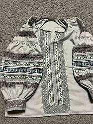 Вишиванка “Срібна гармонія”

Світло-сіра сорочка з сіро-блакитною вишивкою та мереживом — образ ніжності та спокою. Поєднує сучасний мінімалізм і прадавню символіку.
➡ Для сучасних жінок, які цінують традицію у витонченій формі.