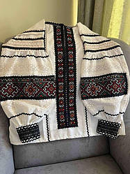 Вишиванка “Карпатський оберіг”

Біла вишиванка з червоно-чорною вишивкою — уособлення енергії, любові та сили українського роду. Орнамент створений за мотивами карпатських символів-оберегів, які зберігають гармонію та родинний зв’язок. 