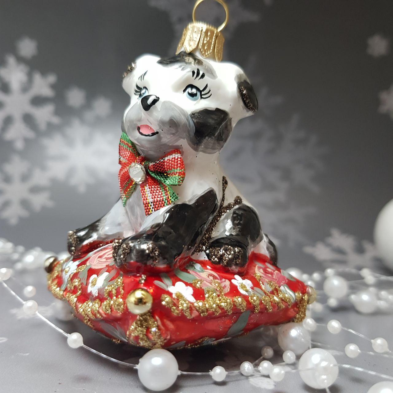 Скляна ялинкова іграшка Цуценя на червоній подушці Irena