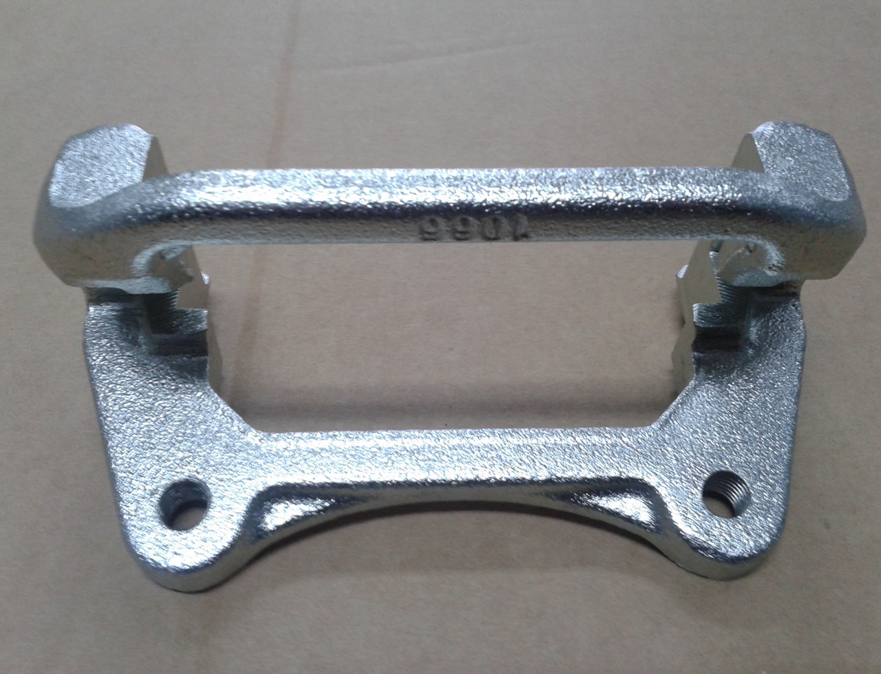 Скоба заднего суппорта лачетти. Скоба заднего суппорта шевроле лачетти. Скоба заднего суппорта лачетти. Nty hzp-ms-000a скоба тормозного суппорта. Скобы заднего суппорта шевроле лачетти.