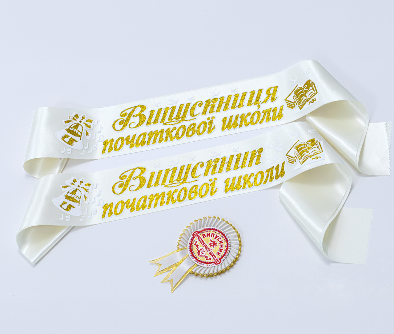 Бежева стрічка для початкової школи рельєфна із золотом і розеткою