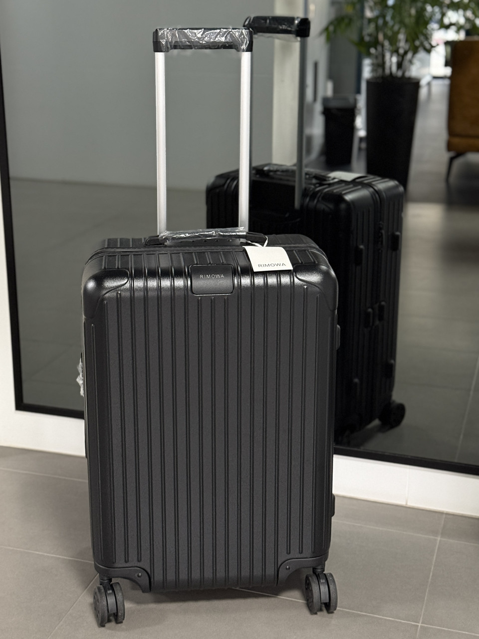 Валіза RIMOWA Essential Lite чорний
