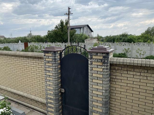 Гранітні накривки на паркан - стандарт сучасного будівництва