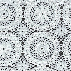 Ажурна скатертина відмінно підійде для вулиці на стіл в альтанку