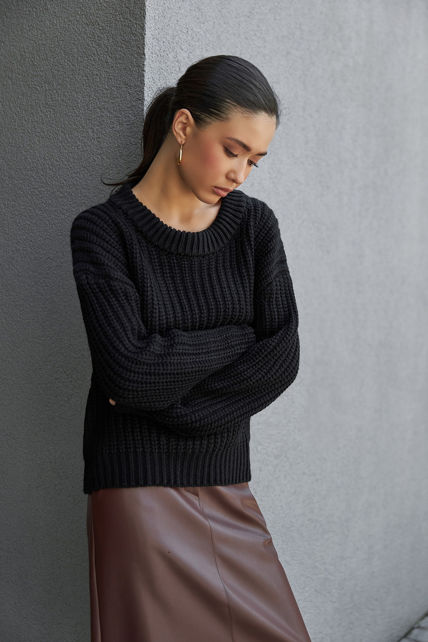 Об'ємний однотонний светр чорного кольору. Модель 2535 Trikobakh