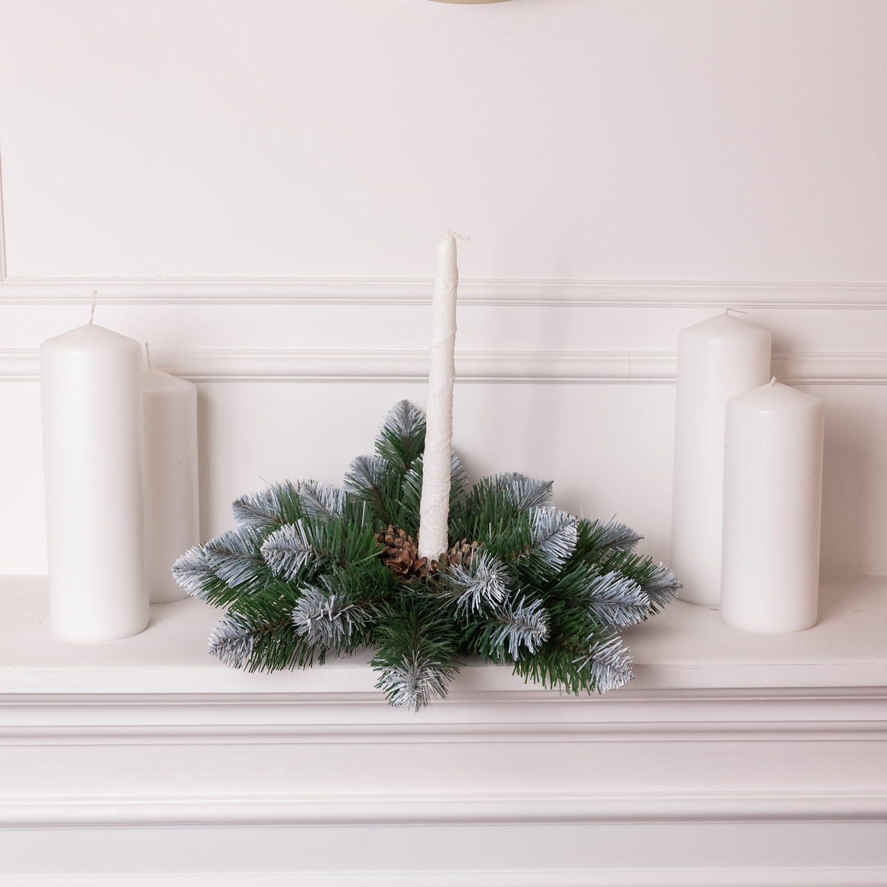 Штучний підсвічник вінок Новорічний з декором зелений із засніженими кінчиками на 1 свічку SOK-O-2
