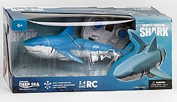 Акула на радіокеруванні плаває водою, акула велика на пульті керування плаває, радіокерована акула