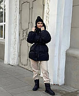 Жіноча чорна осіння-зимова дута, коротка, оверсайз куртка зефірка, з капюшоном. Куртка на молнії, з поясом