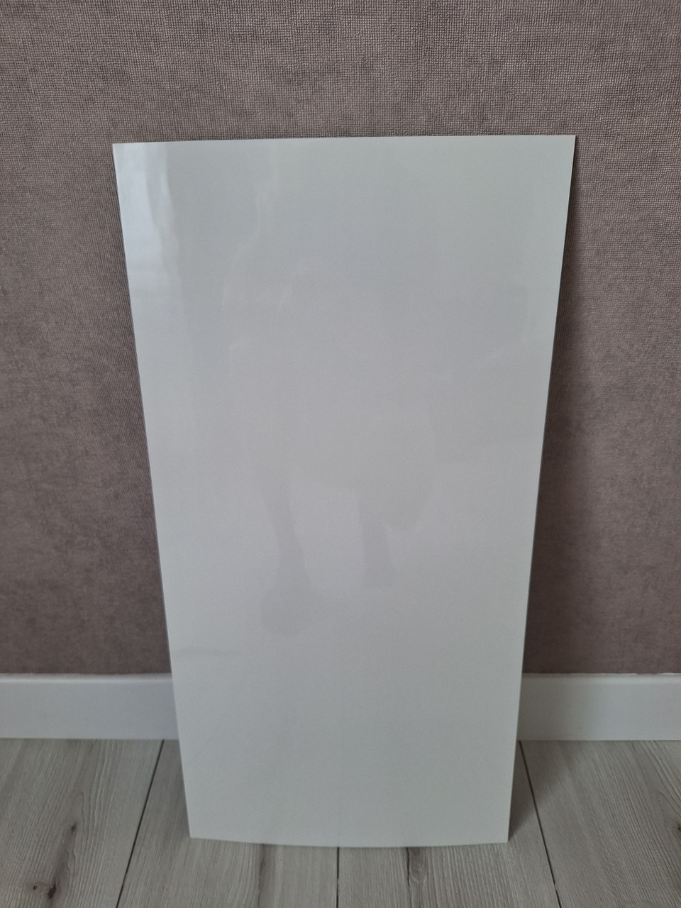 Самоклеюча вінілова плитка 600*300*2 мм біла