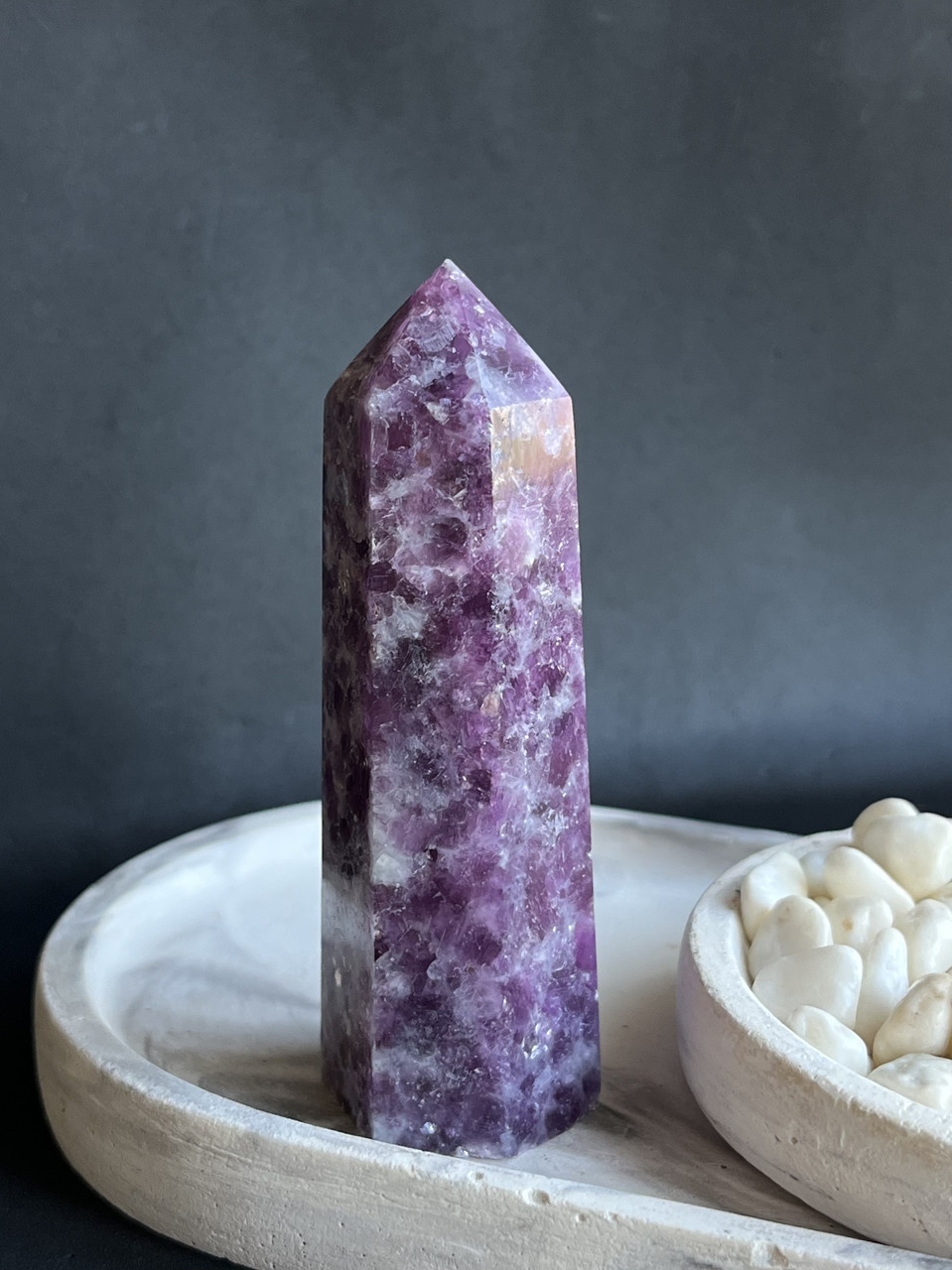 Лепідоліт натуральний обеліск з натурального каменю «олівець» обеліск стела з лепідоліту. 91 мм, фото 1