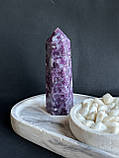 Лепідоліт натуральний обеліск з натурального каменю «олівець» обеліск стела з лепідоліту. 91 мм, фото 2