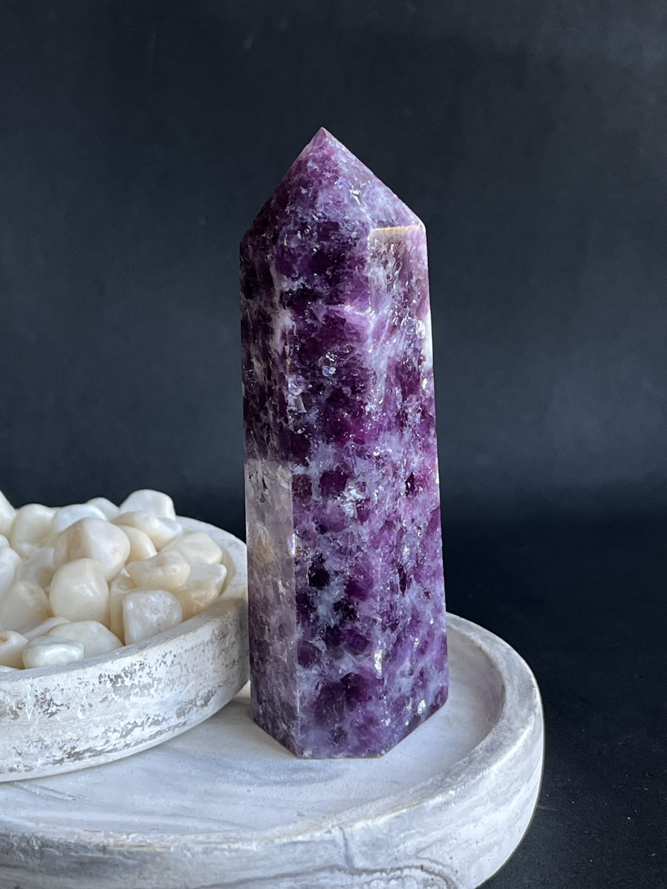 Лепідоліт натуральний обеліск з натурального каменю «олівець» обеліск стела з лепідоліту. 91 мм, фото 1