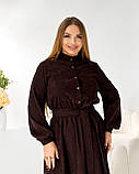 Плаття міді вельветове-сорочка з поясом і воланом, колір темно-коричневий батал, фото 3