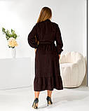 Плаття міді вельветове-сорочка з поясом і воланом, колір темно-коричневий батал, фото 5