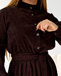 Плаття міді вельветове-сорочка з поясом і воланом, колір темно-коричневий батал, фото 4