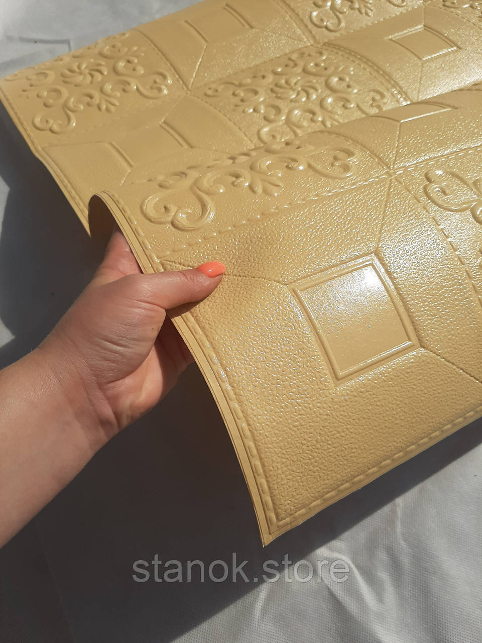 Декоративна самоклеюча 3D панель. Настінно-стельова панель бежевого кольору з фігурами. 700x700x5 мм, фото 1