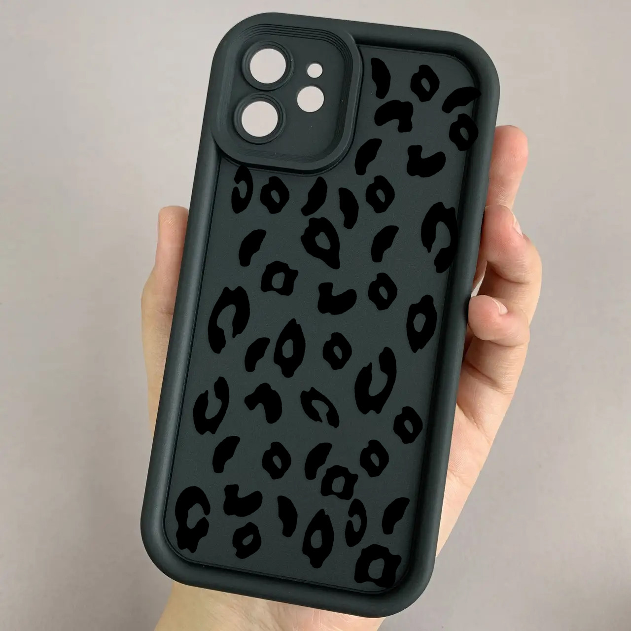 Чохол для iPhone 12 чорний з великими бортами з принтом чорний леопард на айфон 12 w01l