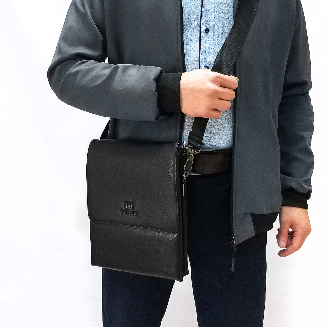 Сумка чоловіча шкіряна на плече чорна з кишенями на три відділи під однією змійкою Bretton 5308-3