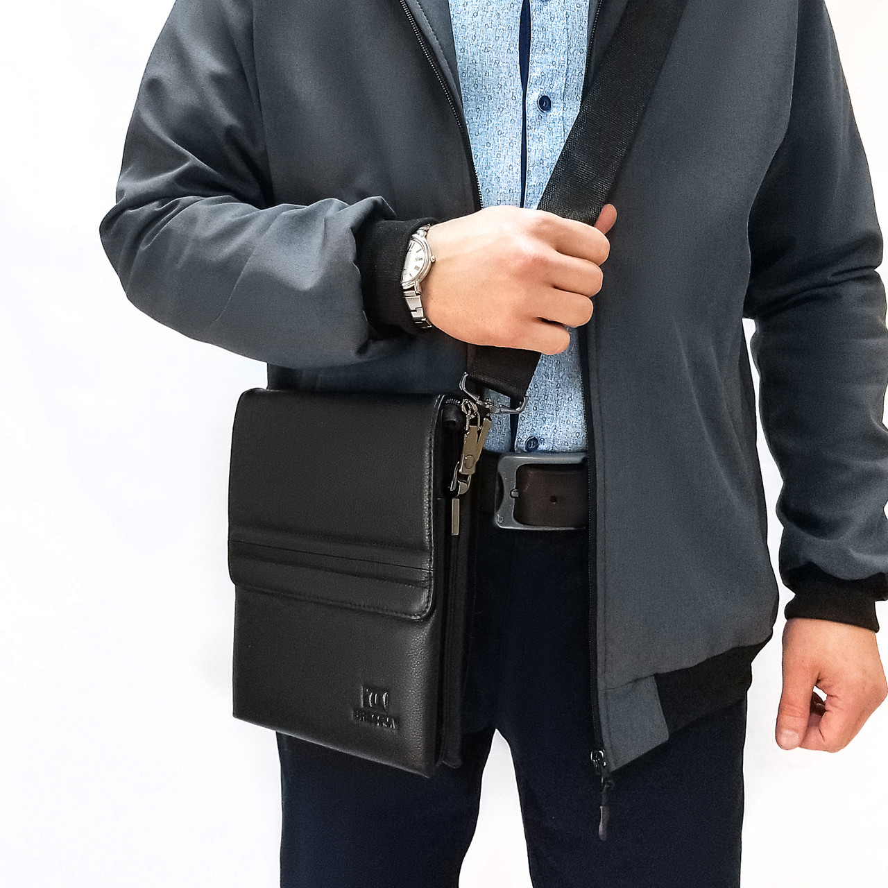 Сумка чоловіча шкіряна на плече чорна з кишенями на 2 відділи під блискавкою та клапан зверху Bretton 5416-4