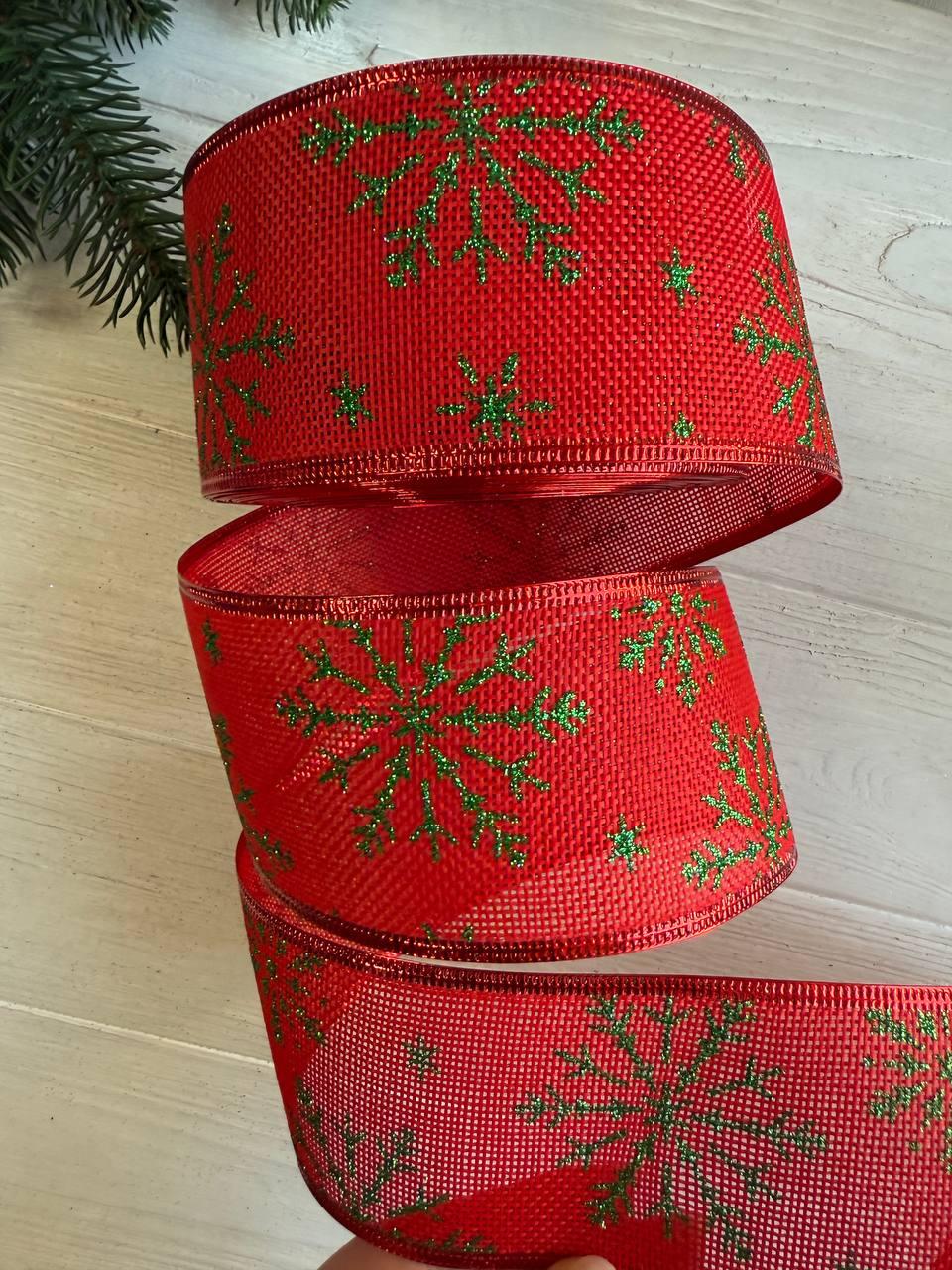 Стрічка новорічна 6,3 см "Сніжинки зелені на мішковині" , червона 19 метрів