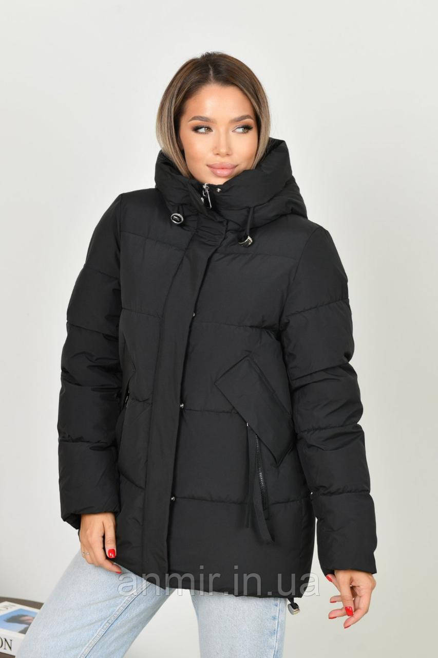 Куртка жіноча зимова стьобана з декором на кишені напівбатал 46-56, колір чорний