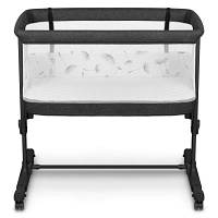 Кроватка приставна для новонароджених та дітей до 3 років з відкидною стінкою та колесами для зручності.