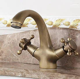 Дворучковий античний ретро змішувач для умивальника в бронзовому кольорі