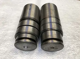 ОСІ ВЕРТИКАЛЬНОГО ШАРНІРА З ВТУЛКАМИ 151.30.137-1 НАПІВРАМИ, ТРАКТОРІВ Т-150, Т-156,Т-17221