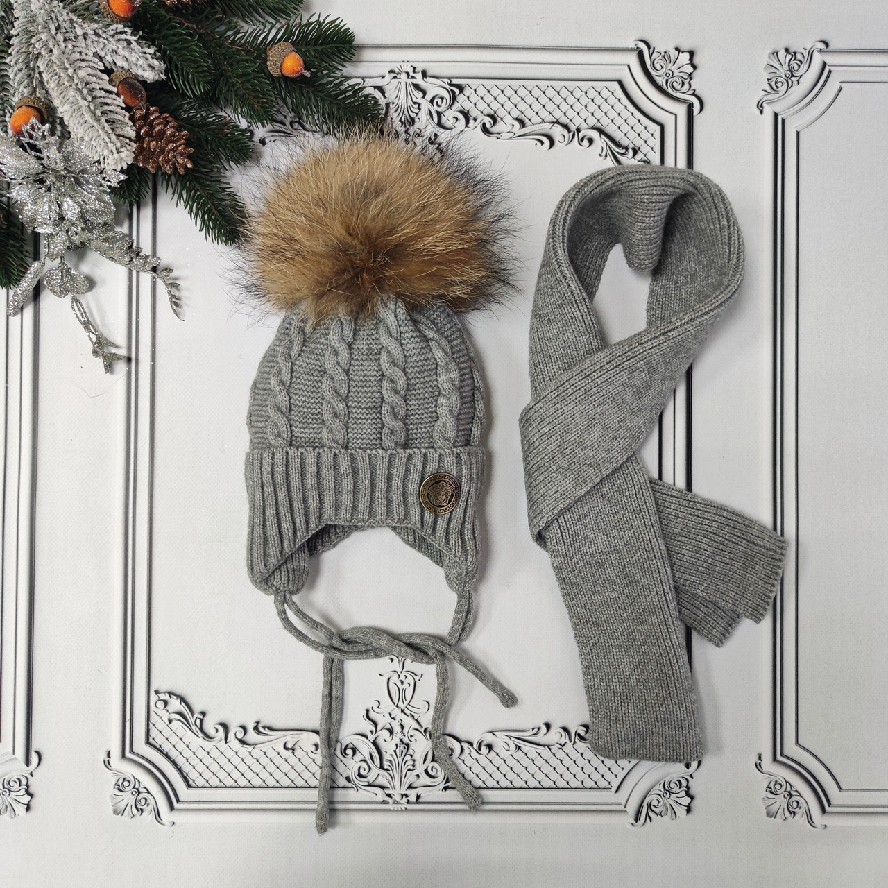 Дитяча сіра в'язана зимова шапка із зав'язками, комплект з шарфом, натуральний помпон, фото 1