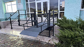 Вертикальний підйомник для інвалідів