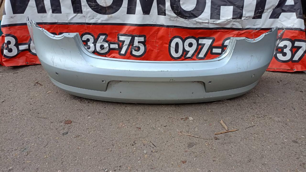 Вітаю зацікавлених на авто розборці Чемпіон !!!<br />
Предметом оголошення є Бампер Задній Volkswagen Eos 2005 - 2011 1Q0807417 1Q0807417GRU<br />
Фактичний стан на фото. Має дефект на фото видно! Гарантія 14 днів на встановлення та перевірку<br />
Висилаємо по всій Україні по передоплаті на транспортні витрати!<br />
Наявність та асортимент на складі постійно змінюються.<br />
Точні деталі уточняйте по телефону +380973363743