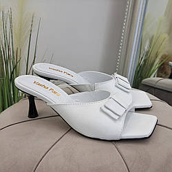 Шльопанці жіночі шкіряні на маленькій шпильці. Колір білий