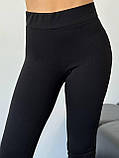 Утеплені чорні жіночі лосини з трикотажу в рубчик на флісі, фото 4
