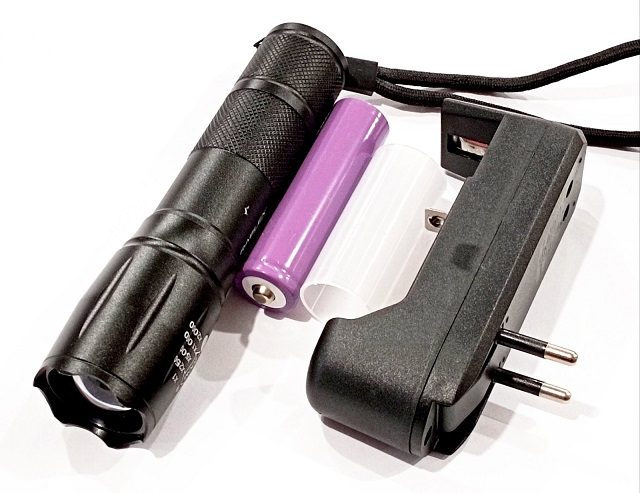 Ручний світлодіодний ліхтарик RB-214 кишенькового типу працює на звичайній батарейці 1*ААА 1,5 Вт Чорний