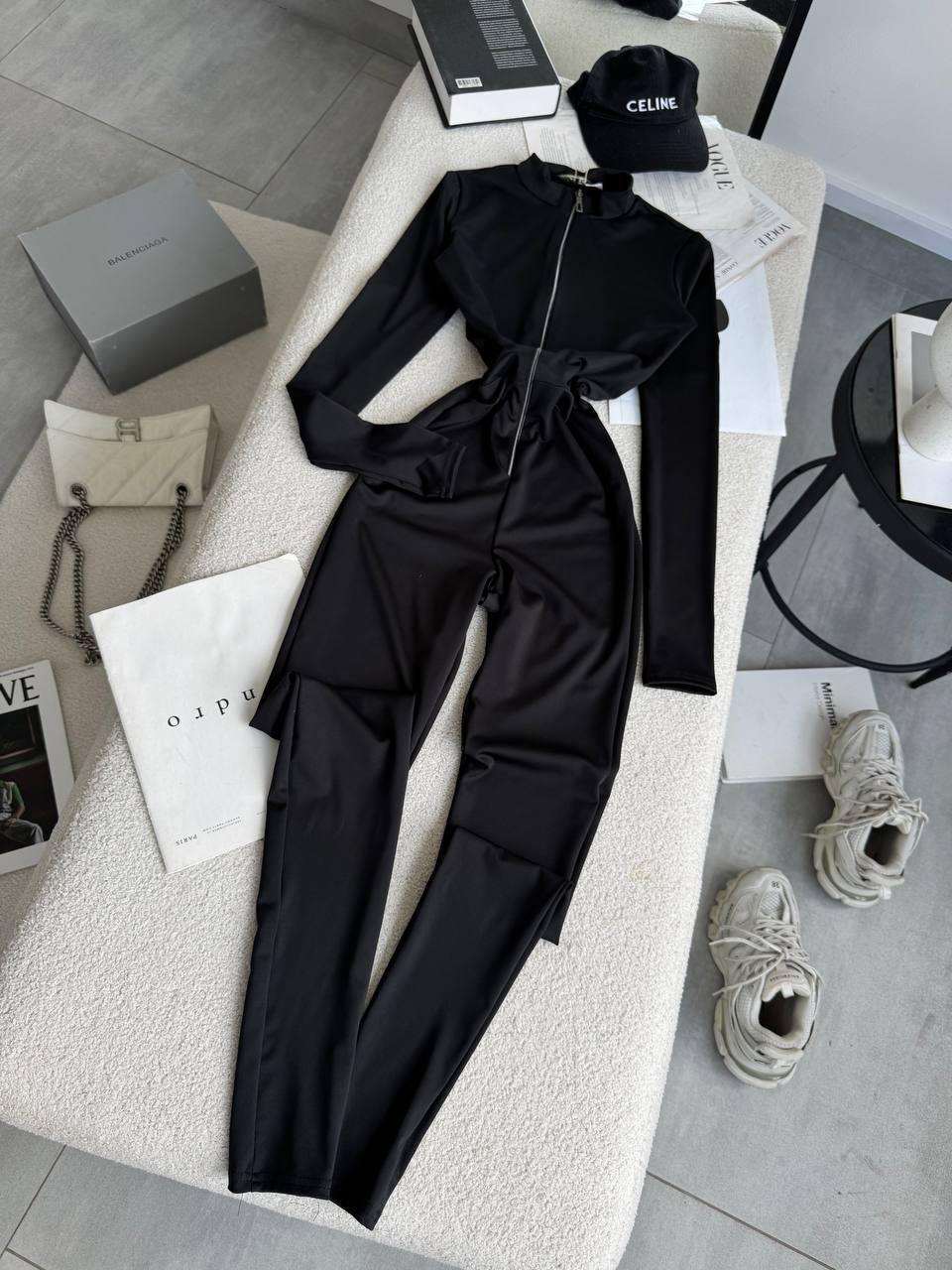 Жіночий комбінезон на флісі зі змійкою на грудях у чорному кольорі (р. 42-49) 56KO3951, фото 1