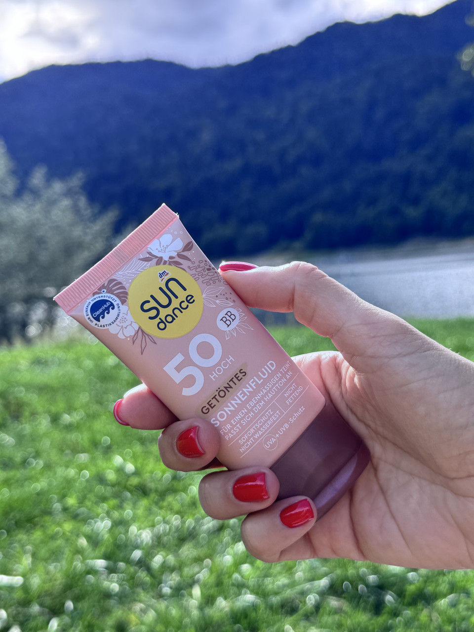 Флюїд для обличчя SPF 50 тонований сонцезахисний Sundanse BB Getöntes Sonnenfluid, фото 1