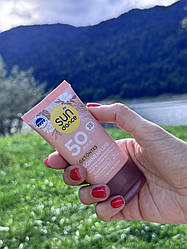 Флюїд для обличчя SPF 50 тонований сонцезахисний Sundanse BB Getöntes Sonnenfluid