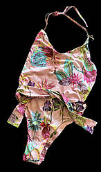 Купальник Guess жіночий злитий рожевий із тропічним принтом — розмір S