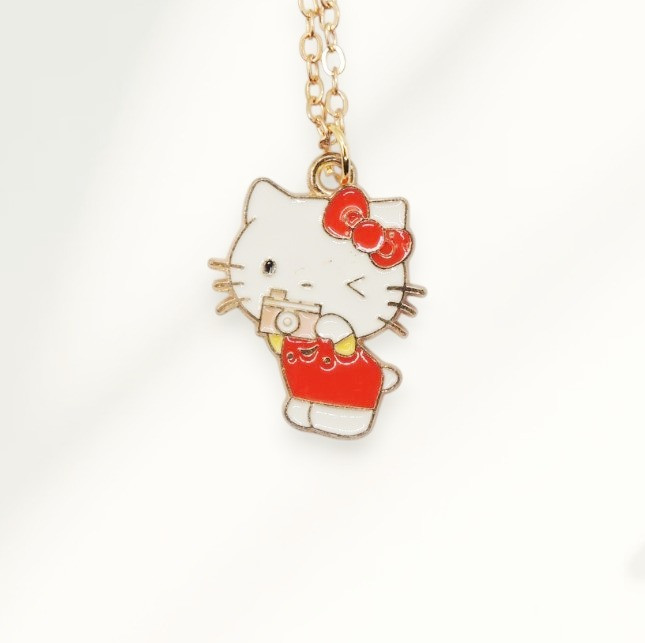 Кулон золотистий у вигляді Хеллоу Кітті (Hello Kitty) з фотоапаратом у червоному одязі 2.2 см 45+5 см IgnisFlos348, фото 1