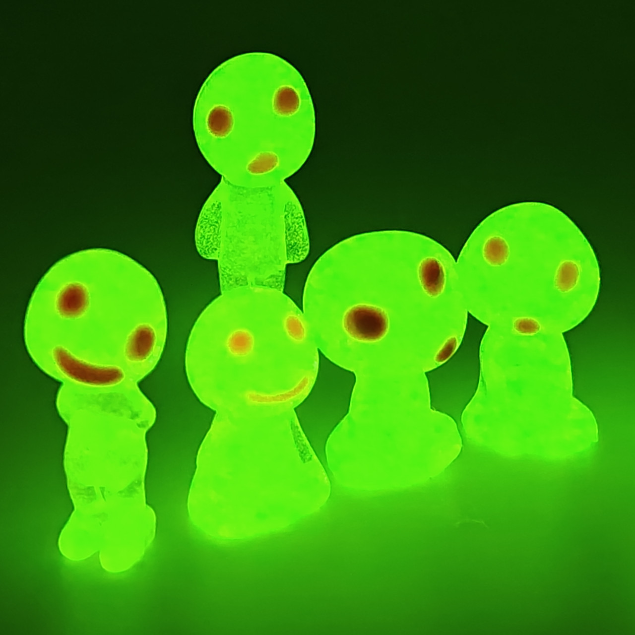 Світяться фігурки Кодама зелені чоловічки — 10 шт., Заряджаються від світла, світяться до 6 годин, фото 1