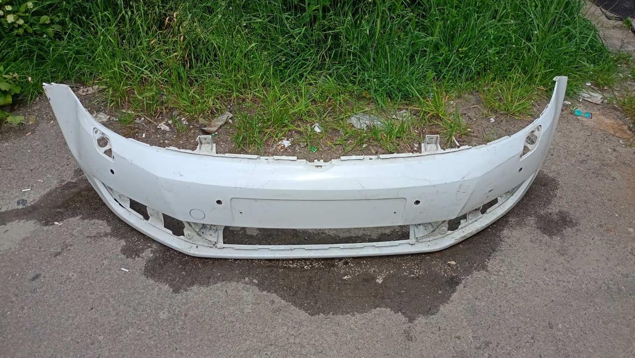 Вітаю зацікавлених на авто розборці Чемпіон !!!<br />
Предметом оголошення є Бампер Передній Volkswagen Golf 6 Plus 2009 - 2014 5M0807221N <br />
Фактичний стан на фото. Має дефект на фото видно! Гарантія 14 днів на встановлення та перевірку<br />
Висилаємо по всій Україні по передоплаті на транспортні витрати!<br />
Наявність та асортимент на складі постійно змінюються.<br />
Точні деталі уточняйте по телефону +380973363743