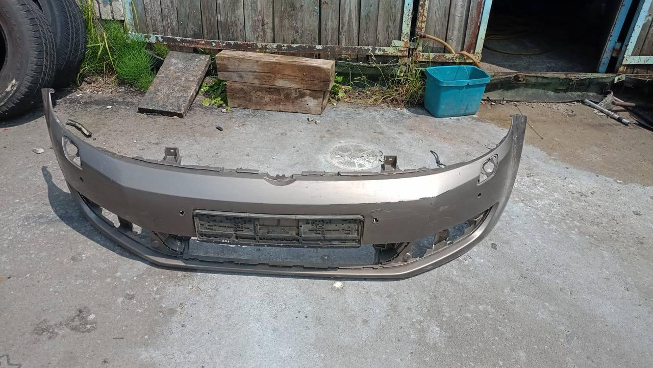 Вітаю зацікавлених на авто розборці Чемпіон !!!<br />
Предметом оголошення є Бампер Передній Volkswagen Golf 6 5K0807221 5K0807217LGRU<br />
Фактичний стан на фото. Має дефект на фото видно! Гарантія 14 днів на встановлення та перевірку<br />
Висилаємо по всій Україні по передоплаті на транспортні витрати!<br />
Наявність та асортимент на складі постійно змінюються.<br />
Точні деталі уточняйте по телефону +380973363743