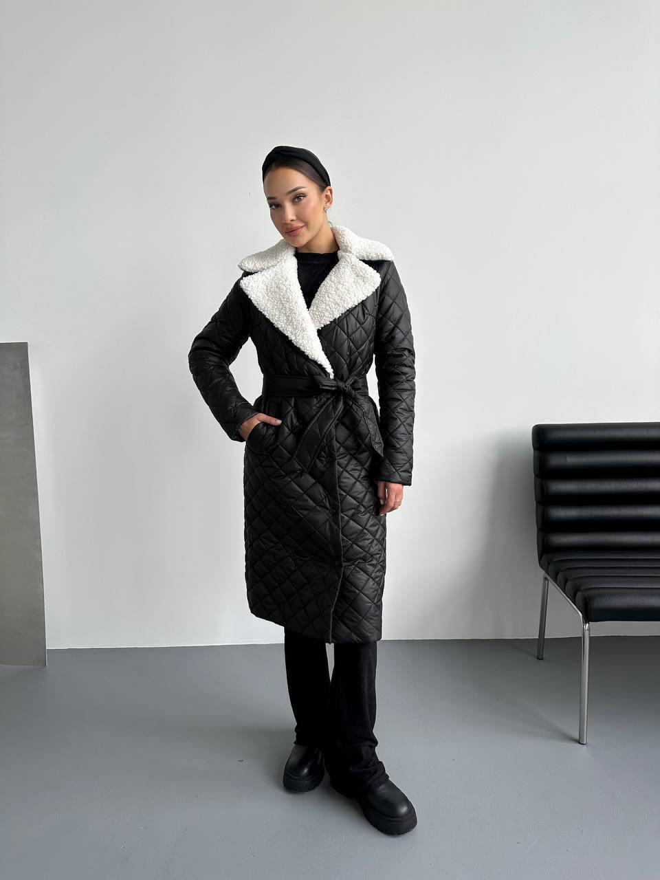Жіноче зимове стьобане пальто куртка довге з еко-хутром і поясом — чорне, біле, бежеве, фото 1